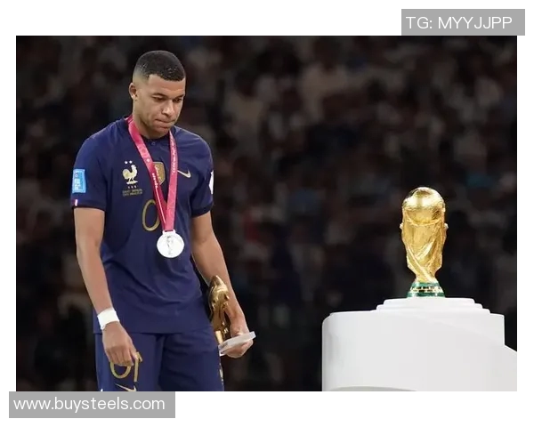 足球明星姆巴佩挂画展现青春活力与竞技精神的完美结合