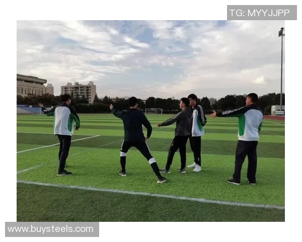 足球场上的友谊与竞争：明星球员们的互动故事与心灵碰撞